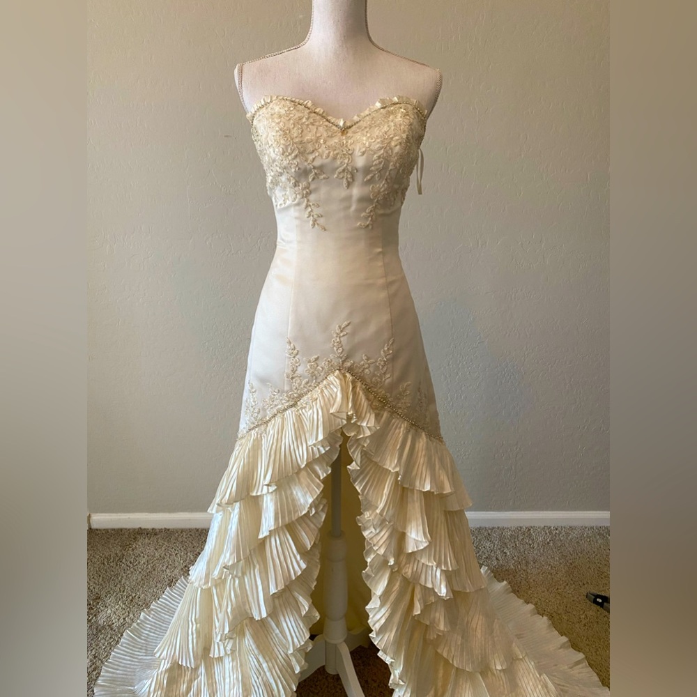 BRAND:Kitty Chen  WAIST:13in  BUST:14in  WEDDING SIZE:8 (regular 2-4)